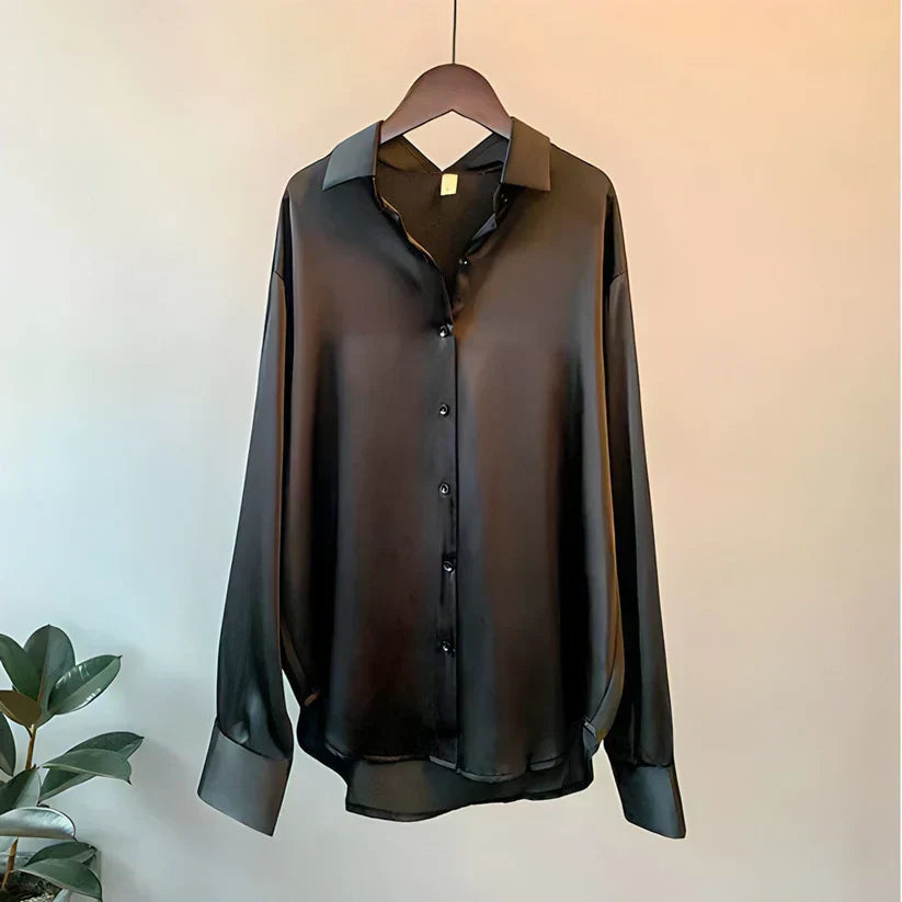 Sort silke skjorte på bøjle, elegant design med lange ærmer og knapper. Perfekt til formelle lejligheder. Luksuriøst tøj til kvinder.