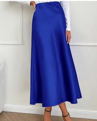 Blå lang nederdel i satin, elegant design, bæres af kvinde med hvid bluse og sorte hæle. Perfekt til festlige lejligheder og modebevidste kvinder.