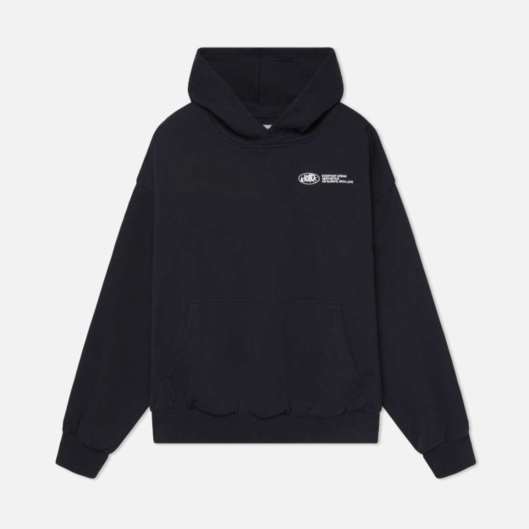 Sort hættetrøje med hvidt logo på brystet, kængurulomme og ribkanter. Perfekt til casual streetwear og komfortabel hverdagsstil.