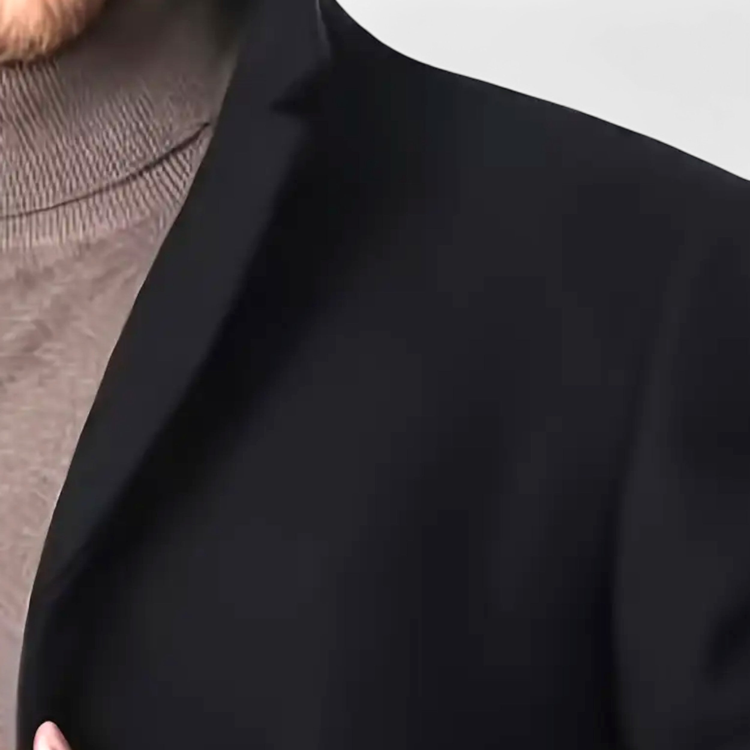 Sort jakkesæt og beige rullekrave, herremode, elegant stil, moderne tøj, klassisk design, herretøj, stilfuldt look, mode til mænd.