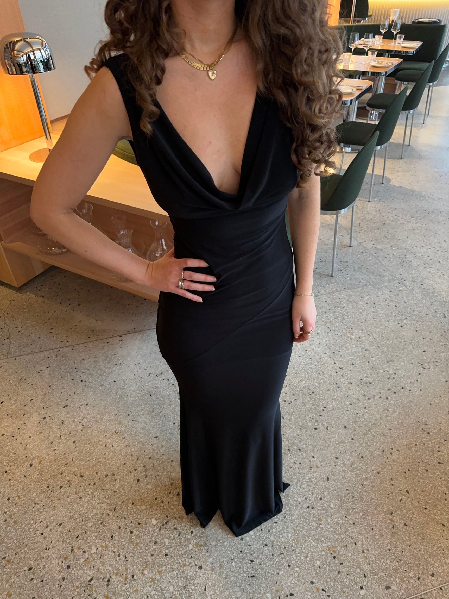 Vestido maxi elegante para mulher com racha e corte justo