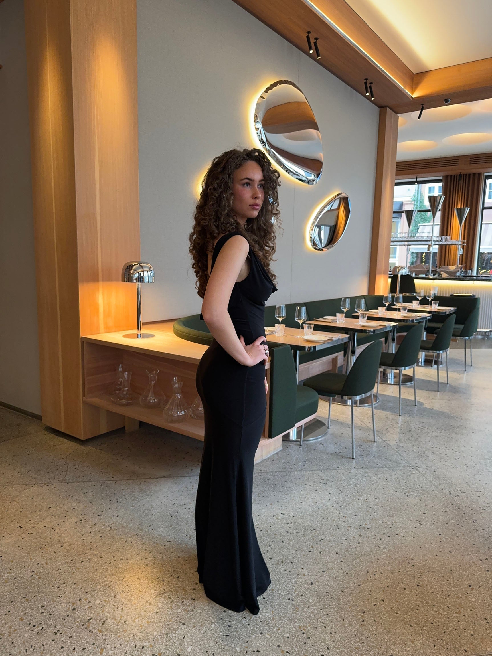 Vestido maxi elegante para mulher com racha e corte justo