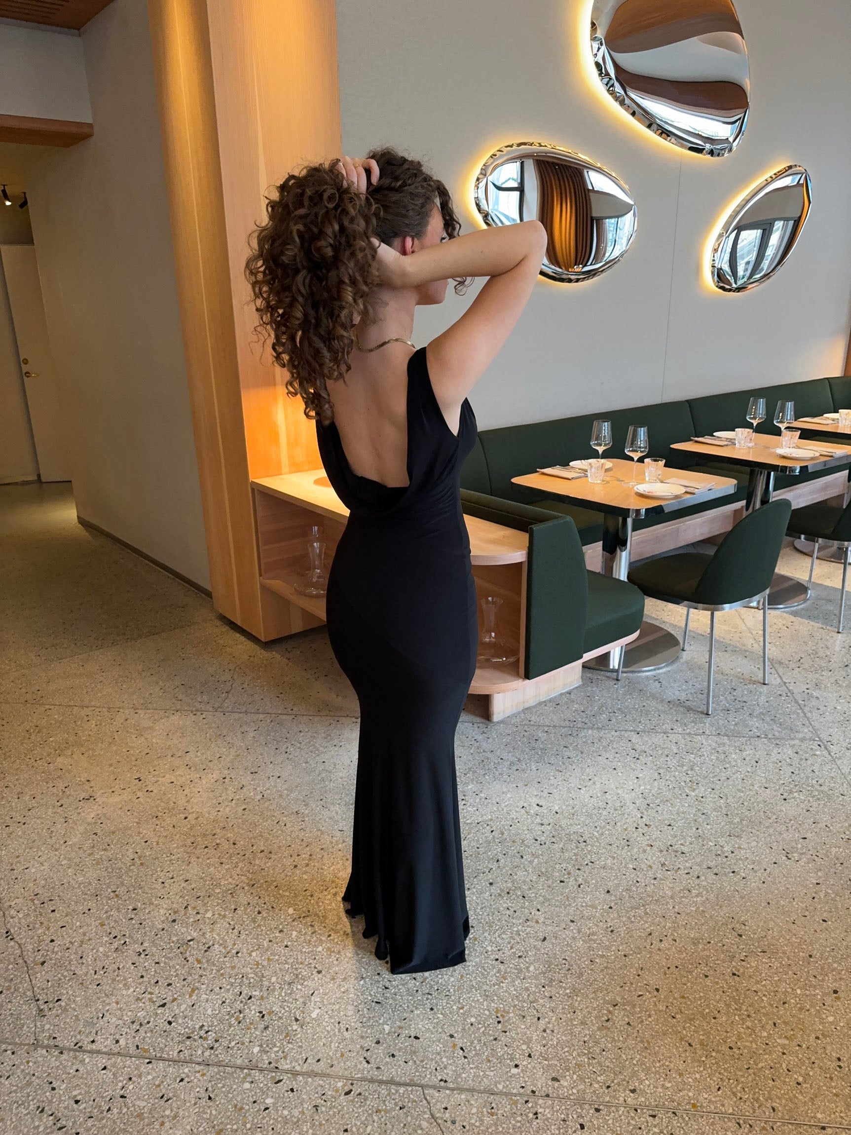 Vestido maxi elegante para mulher com racha e corte justo