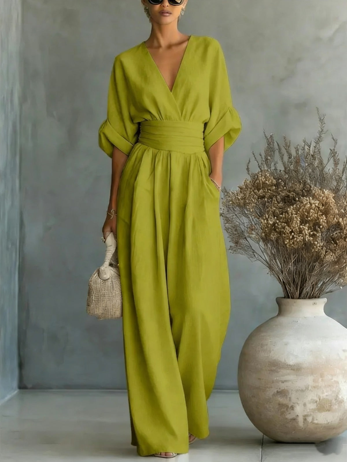 Elegant jumpsuit med dyb V-udskæring og brede ben