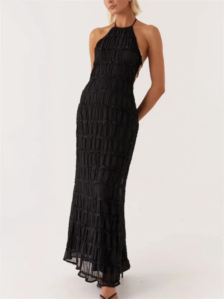 Sort lang kjole med halterneck-design, tekstureret mønster og elegant pasform. Perfekt til festlige lejligheder. Mode, kvindetøj, stilfuld kjole.