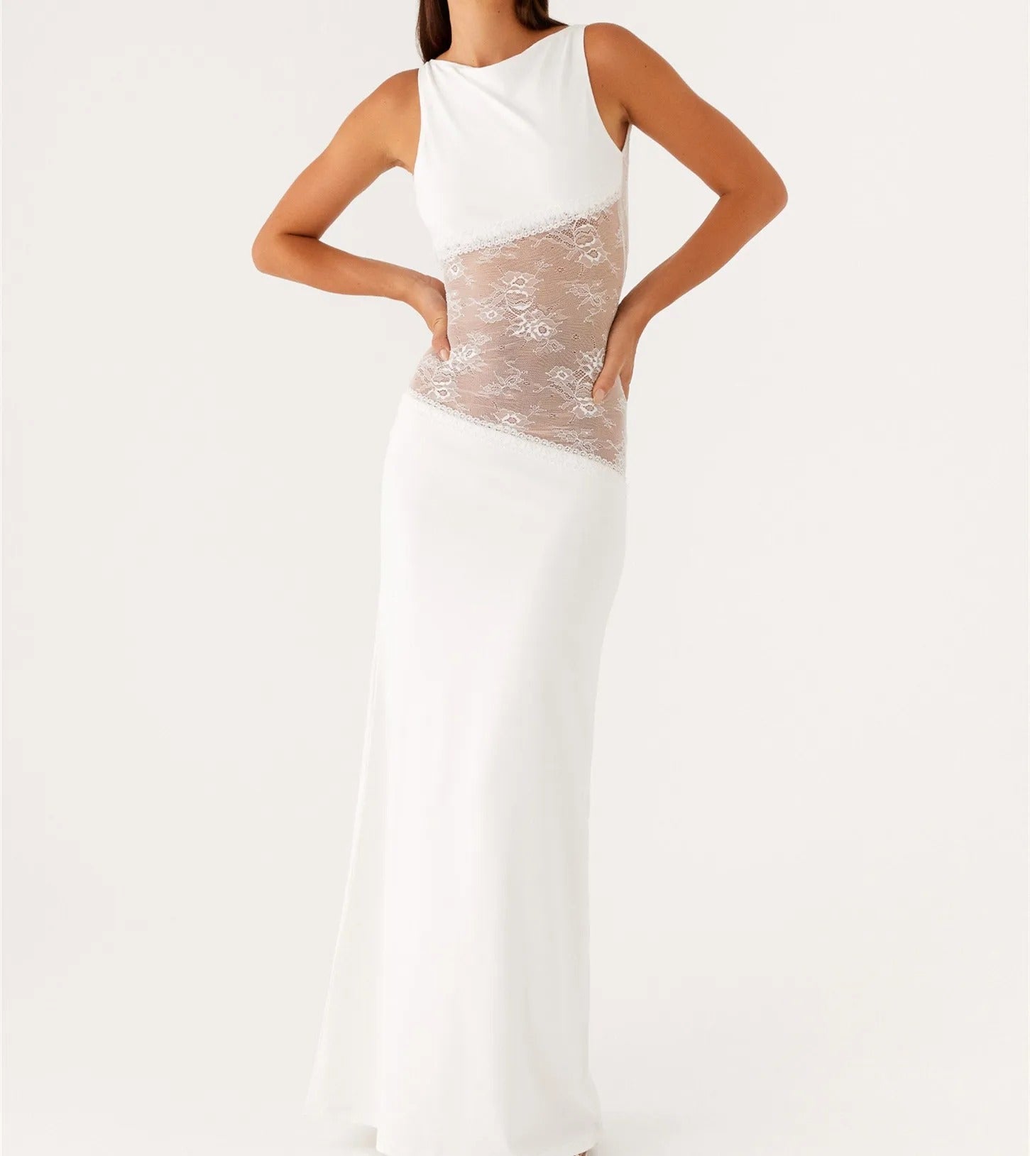 Long dress with lace – Elegant and sophisticated silhouette