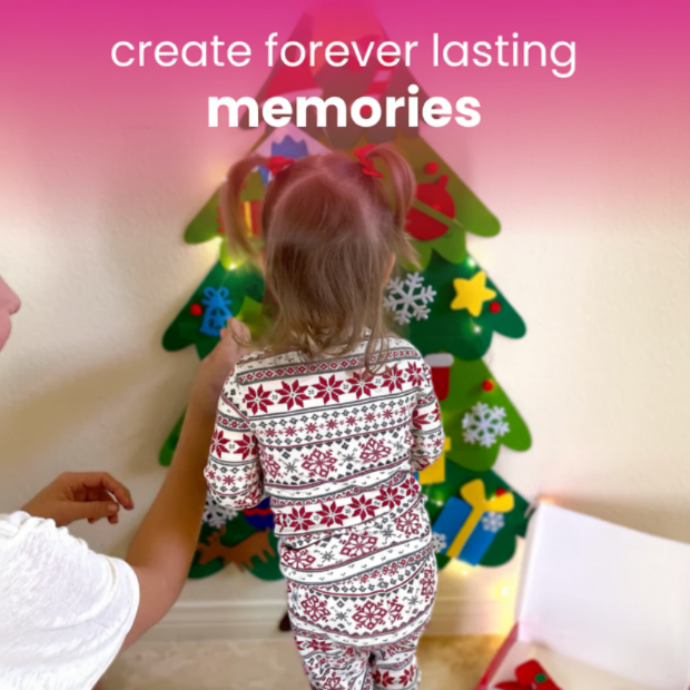 Lille pige pynter juletræ med farverige dekorationer, iført julepyjamas. Tekst: "create forever lasting memories". Hjemmehygge, juleforberedelser.