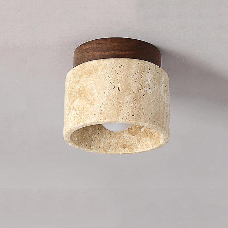 Loftlampe i travertin og træ, minimalistisk design, moderne belysning, indendørs dekoration, stilfuld og elegant, skandinavisk interiør.