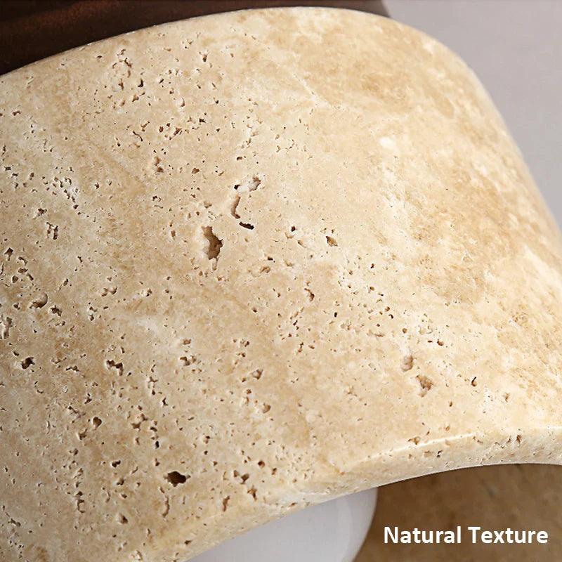 Naturlig travertin stenoverflade med karakteristiske porer og tekstur. Perfekt til indretning, fliser og bordplader. Rustik og elegant design.