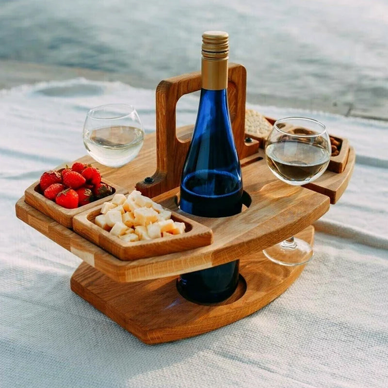 Træserveringsbakke med vinflaske, to vinglas, skåle med jordbær og ost. Perfekt til picnic. Elegant design, praktisk til udendørs servering.