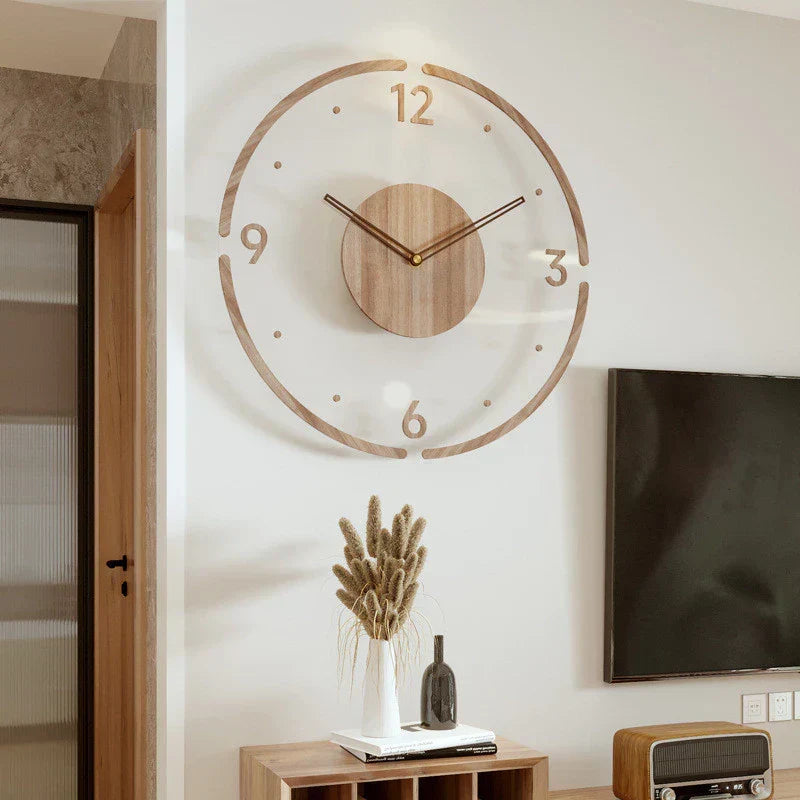 Vægur i trædesign på hvid væg, moderne indretning, minimalistisk stil, store tal, dekorativt element i stue, skandinavisk boligindretning.